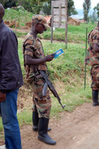 約1億部が配布され、コンゴでは反乱軍の支配地域においても『しあわせへの道』が見られました。